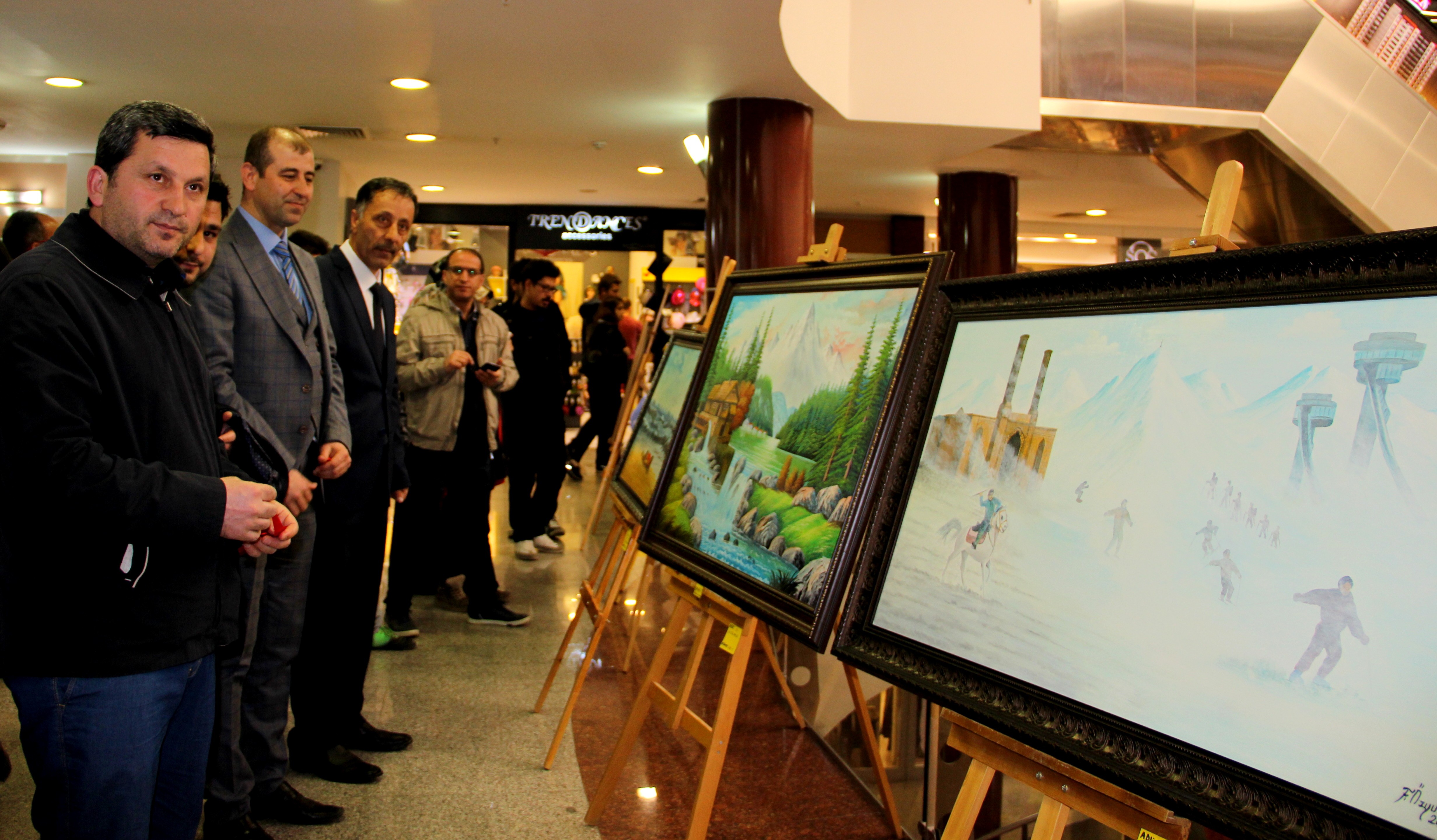 Ressam Özyurt 7’nci sergisini TSK Mehmetçik Vakfı yararına açtı