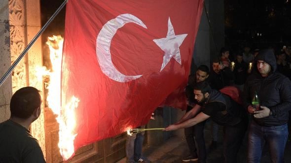 Türk bayrağını ateşe verdiler!