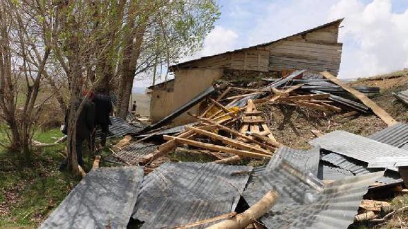 Aşkale'de rüzgar çatıları uçurdu