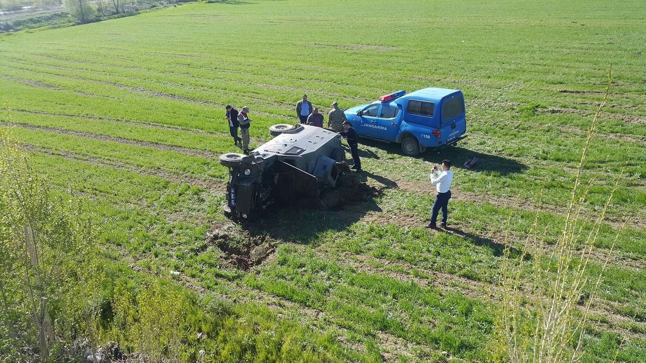 Horasan’da askeri araç kaza yaptı: 3 asker yaralı