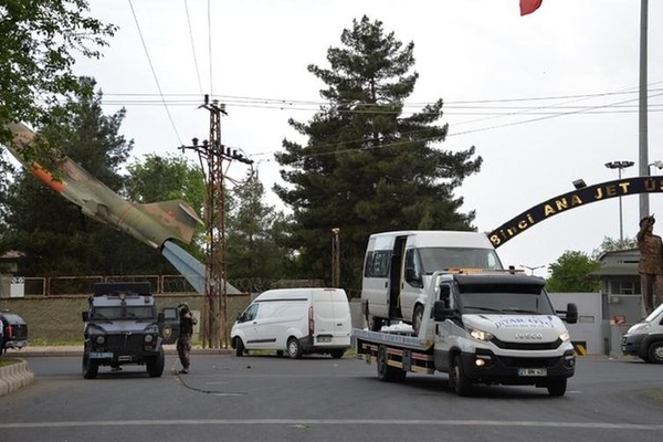 Kapıcı yöneticiyi kapıcıdan kıskanınca...