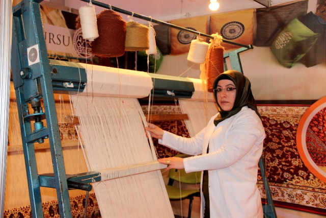 Erzurumlu Kadınların Ellerinde Nakış Nakış İşlenen Hereke Halılar