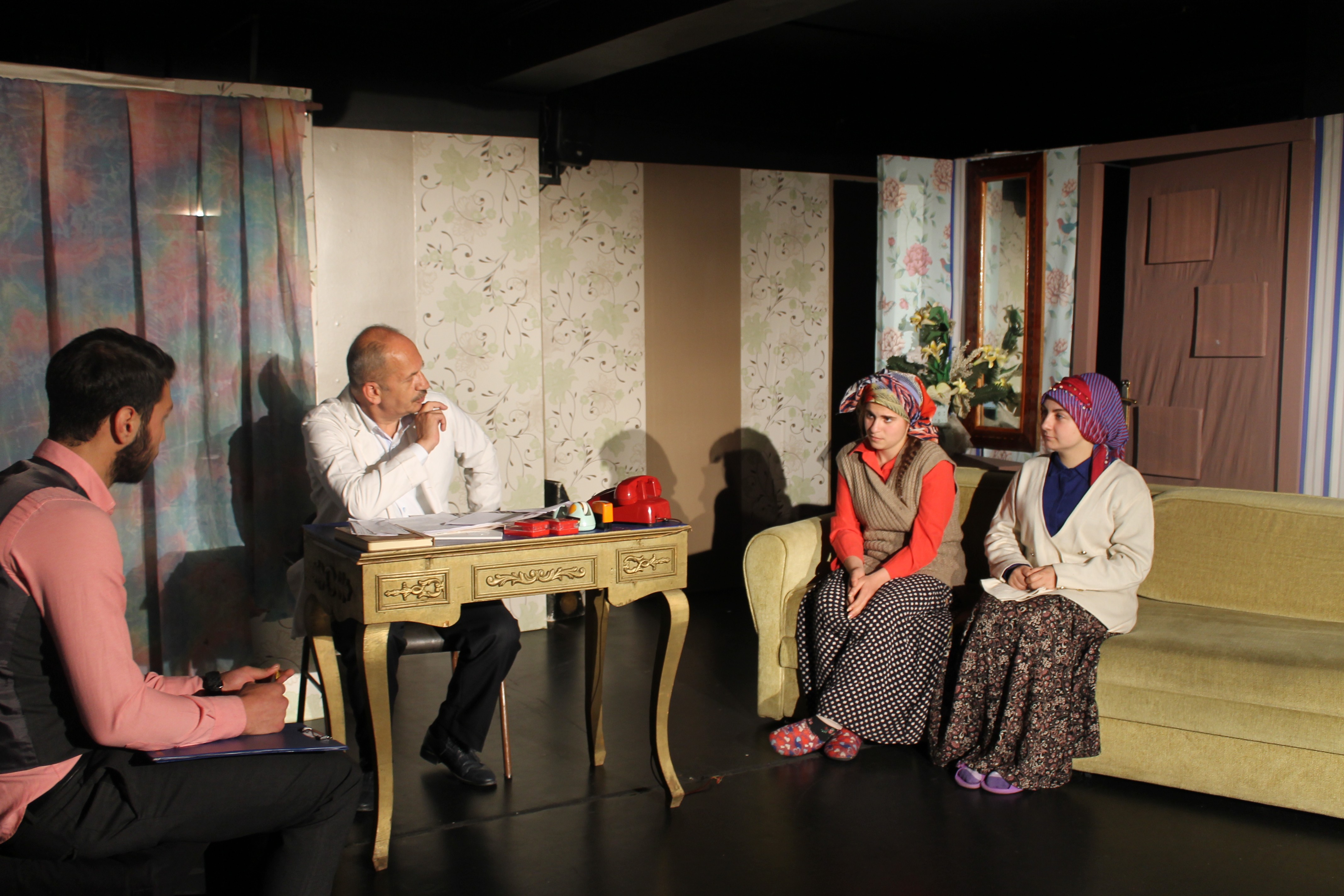 Erzurum şehir tiyatrosu “kadına şiddete hayır” dedi