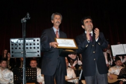 Koro şefi çalmaşırdan konser!..