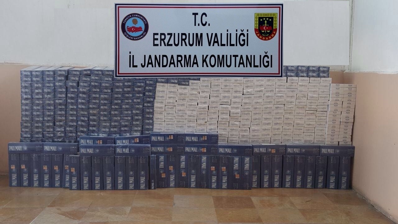 Halı sahada 11 bin paket kaçak sigara ele geçirildi