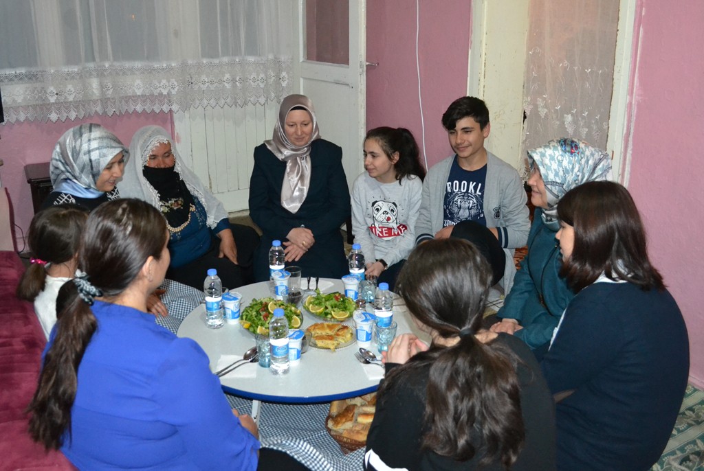 Vali Azizoğlu’nun eşi, aile ziyaretlerini sürdürüyor