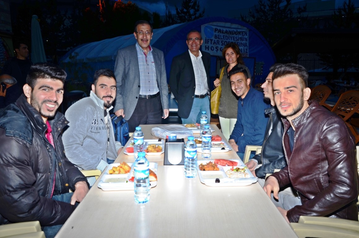 Kaymakam ve Başkan vatandaşlarla birlikte iftar yaptı