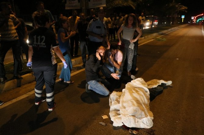 Ölen babasının elini öpüp helallik istedi