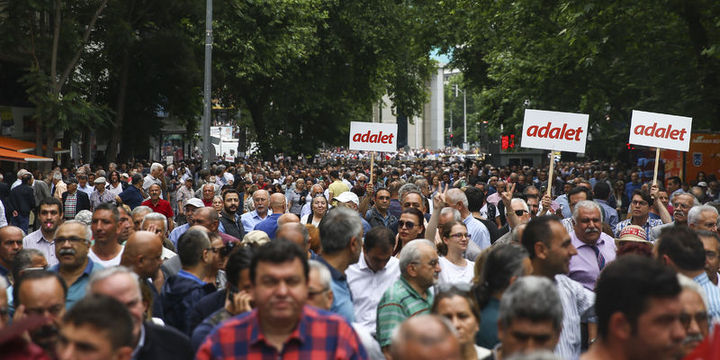 Guardian: Darbe girişiminin yıldönümüne 'Adalet Yürüyüşü' damga vurdu