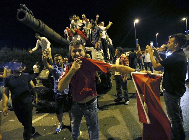 15 Temmuz halk direnişi! Darbelere asla geçit yok!