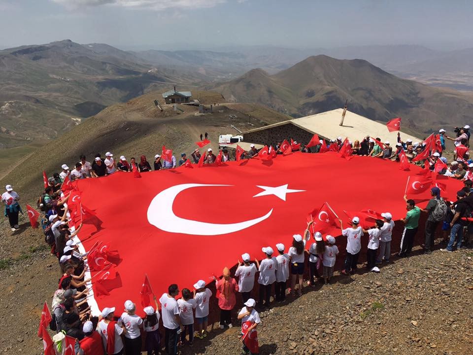 15 Temmuz Şehitleri için Ejder Zirvesine tırmandılar