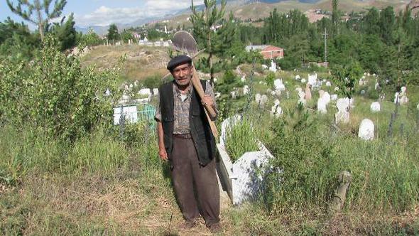 Oltu'nun 'Mezarcı Yılmaz'ı son yolculuğuna 15 kişi uğurladı