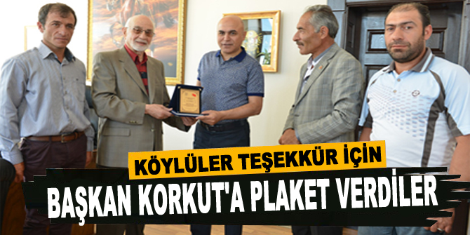 Köylüler teşekkür için, Başkan Korkut'a plaket verdiler