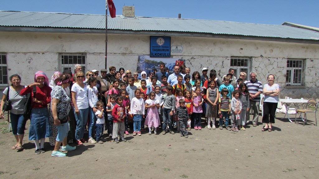 Narman’daki köy okullarında öğrenim gören öğrencilere yardım