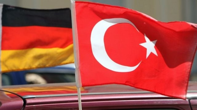 Almanya'da Türk vatandaşına Türkiye'ye gitme uyarısı
