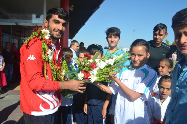 Avrupa Fatihi Cengizhan'a Çiçekli Karşılama