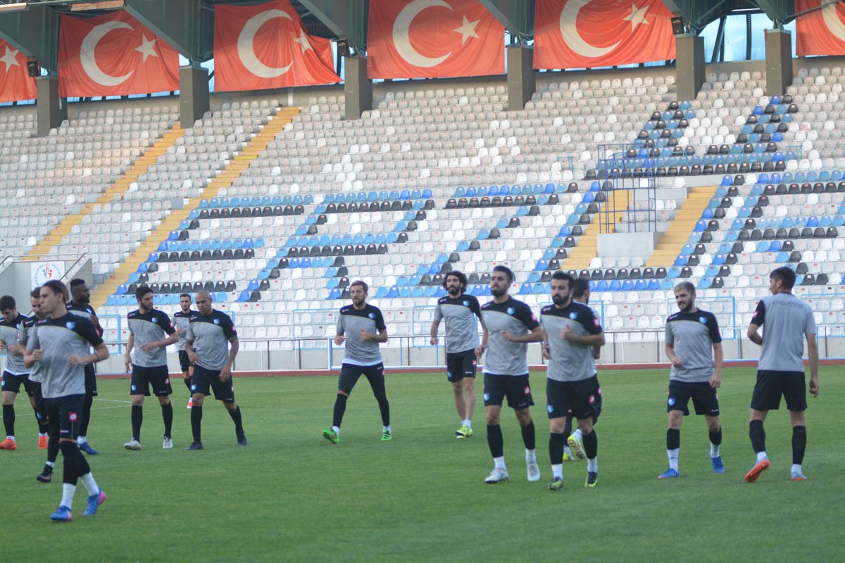 BB. Erzurumspor, gece antrenmanı yaptı