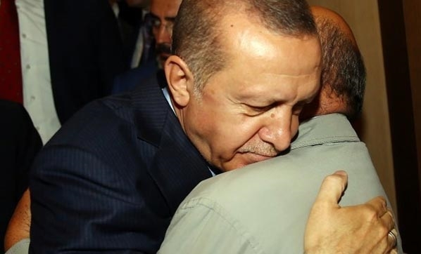 Erdoğan şehit binbaşının babası ile görüştü