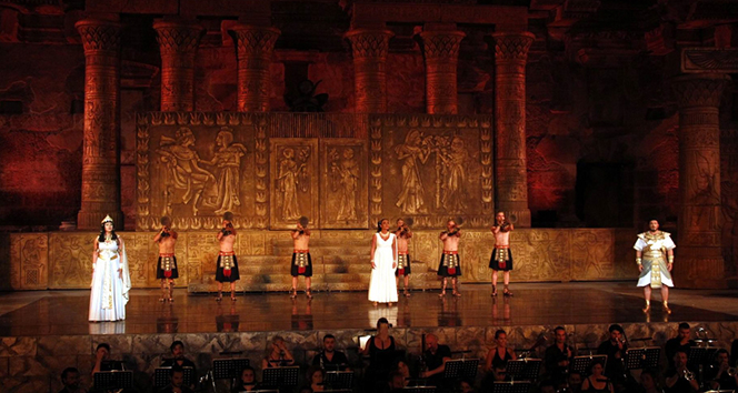 Uluslararası festival 2000 yıllık antik tiyatroda başladı