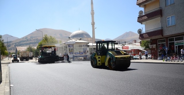 Palandöken Belediyesi’nde asfalt sezonu bitmiyor