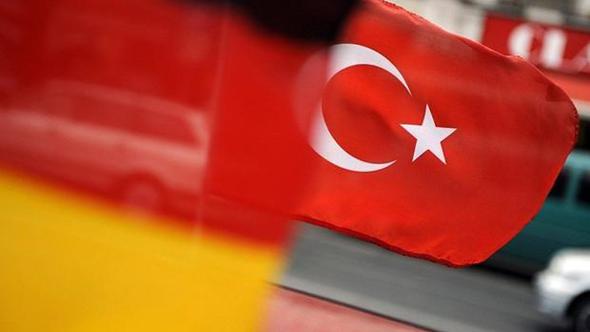 Almanya Türkiye’den gelen silah taleplerini askıya aldı