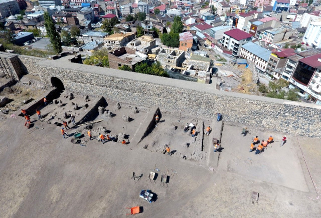 Tarihi Erzurum Kalesi'nde Kazı Çalışmaları Sürüyor