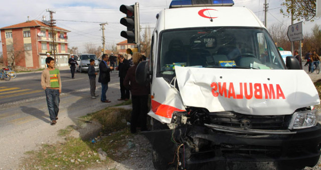 Erzurum'da Ambulans Devrildi: 3 Yaralı!