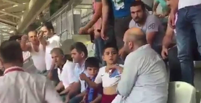 Başakşehir-Trabzonspor maçında çocukların formaları çıkartıldı