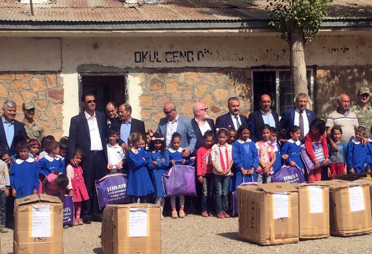 Şenkaya’da 68 Köy İlköğretim Okuluna Kırtasiye Yardımı