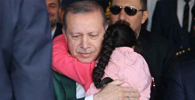 Cumhurbaşkanı Erdoğan’a sarılışın altından dram çıktı