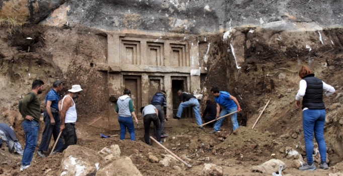 Arazi kazısında 2 bin 400 yıllık kaya mezarı ortaya çıkarıldı