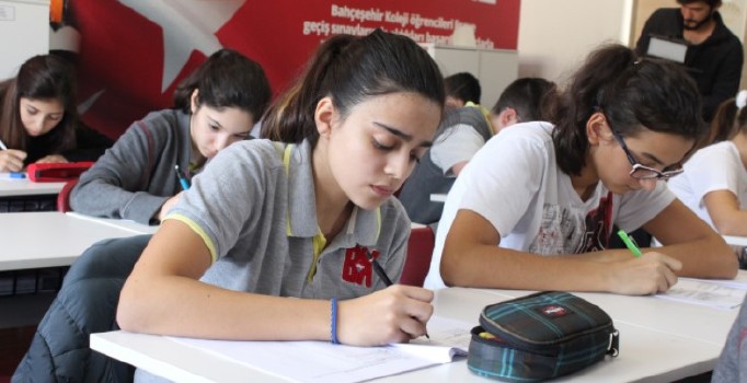 Sınav sistemi değişti, 100 milyon kitap elde kaldı