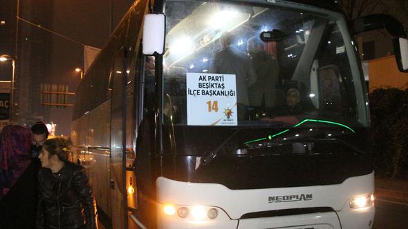AK Partililer dün geceden beri otobüslerle Anıtkabir'e gidiyor