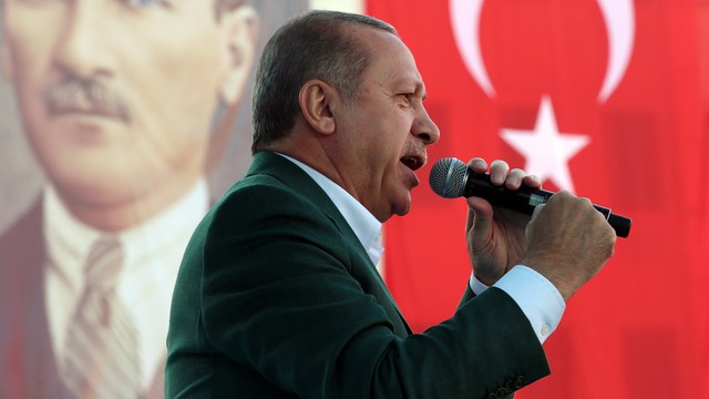 'Erdoğan'dan AK Partili vekillere: İçimizde utanmasalar FETÖ'yü savunacak gafiller var'