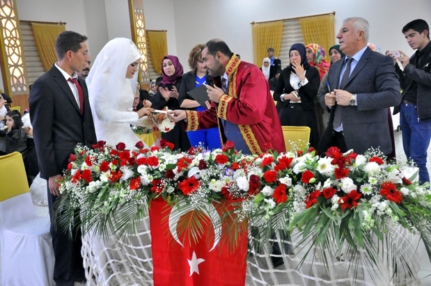 Müftü ilk kez resmi nikah kıydı!