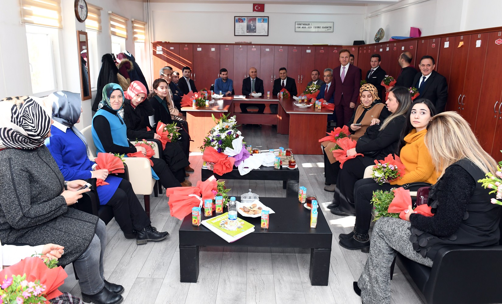 Ali Korkut, öğretmenler gününü okulda kutladı