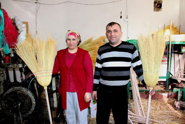 Karı-koca Ürettikleri Süpürgeleri Doğu İllerine Satıyor