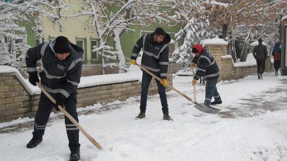 Doğu'da 618 köy yolu kardan kapalı