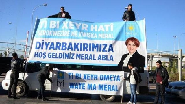Meral Akşener, Diyarbakır'da Kürtçe afişle karşılandı