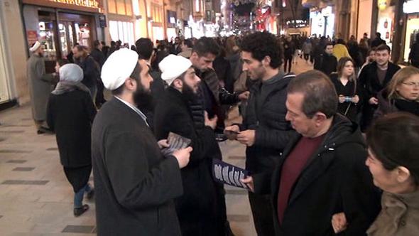 'Tebliğciler' Taksim'de ortaya çıktı, polis izin vermedi