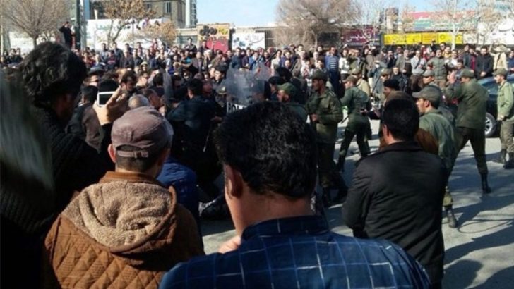 İran karıştı: Hayat pahalılığını protesto ediyorlar