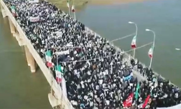 İran'da on binlerce rejim yanlısı sokağa çıktı