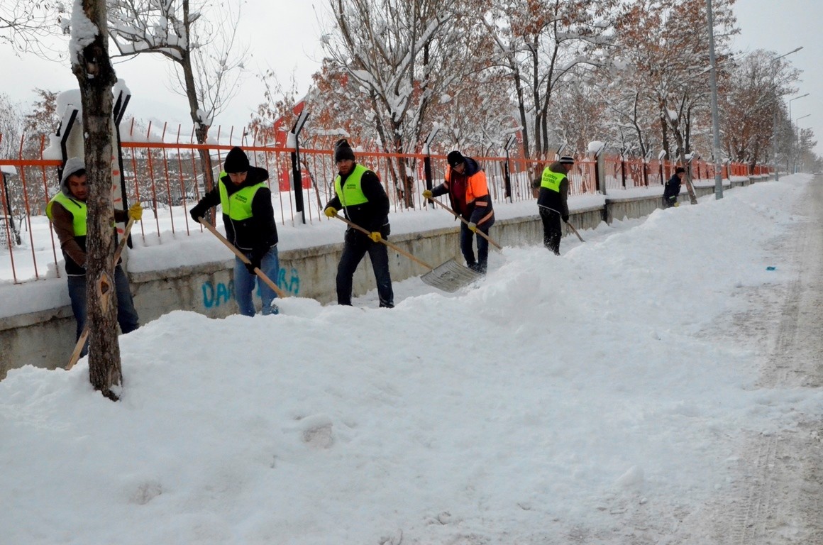Palandöken Belediyesi’nden kar yağışına anında müdahale