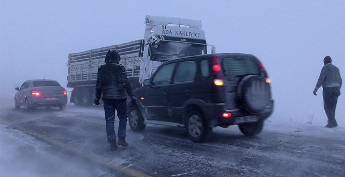 Ardahan'da ulaşıma ve eğitime kar engeli