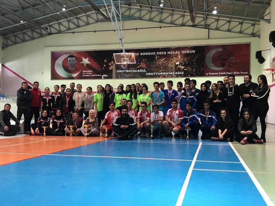 Badminton rüzgarı liselerde esti