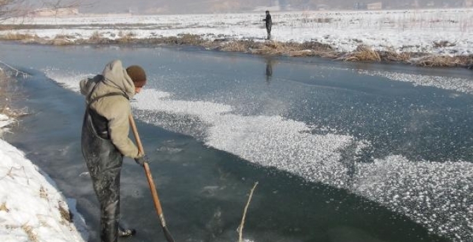 Yüksekova'da 'Eskimo usulü' balık avı