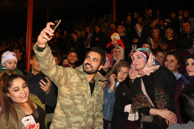 Bakan Soylu'nun Söz Aldığı Şarkıcı Yusuf Güney, Şırnak'ta Komandolara Konser Verdi