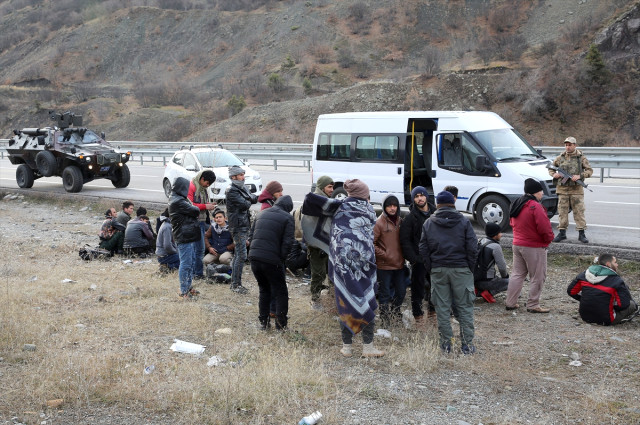 İnsan Kaçakçıları 14 Kişilik Minibüse 71 Kişiyi Sığdırdı