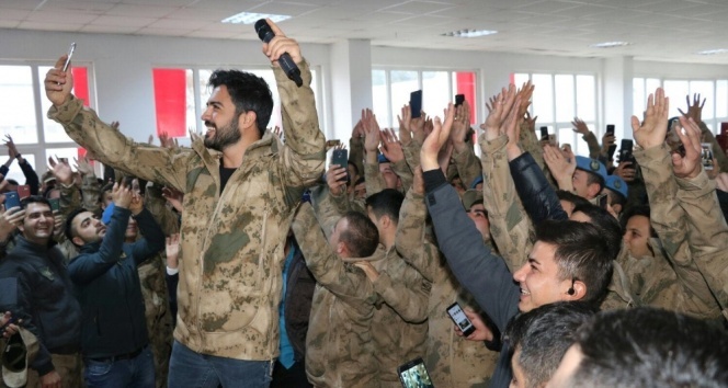 Yusuf Güney bu kez Şanlıurfa’da Mehmetçiği coşturdu