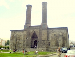 Tarihi minareye anten asıldı!...